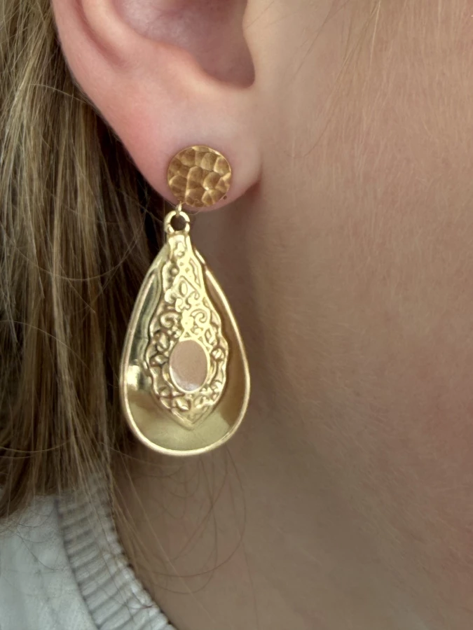 Boucles d'oreilles pendantes beige et dorée